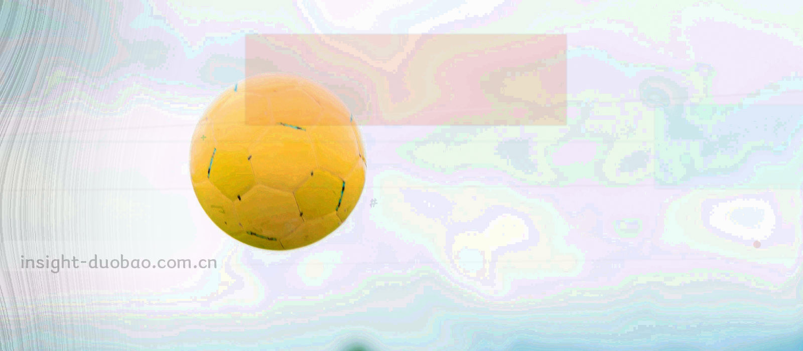 读者手持设备浏览赛程与伤停名单的场景，光线自然