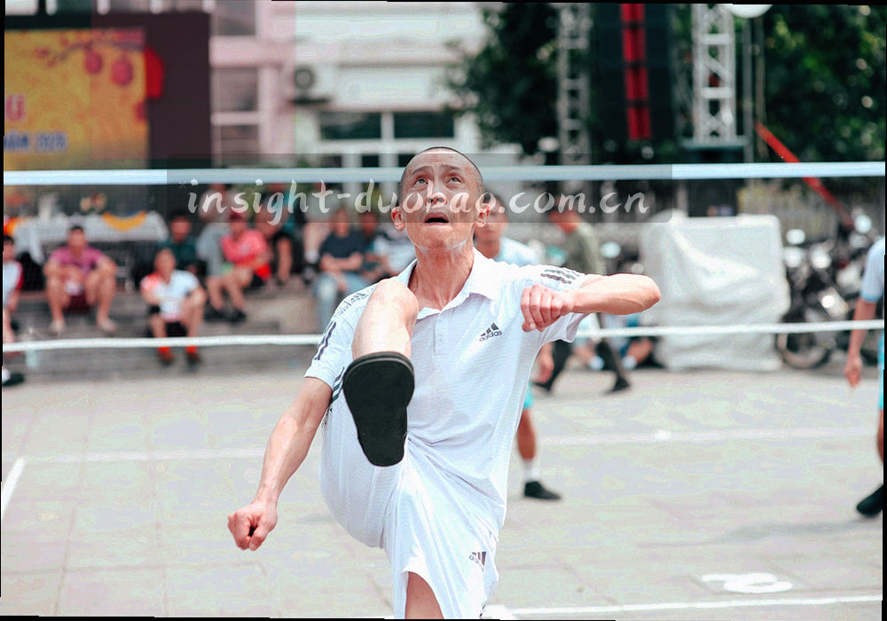 屏幕上的统计图表与旁边摊开的手写笔记，桌面上摆着笔和直尺